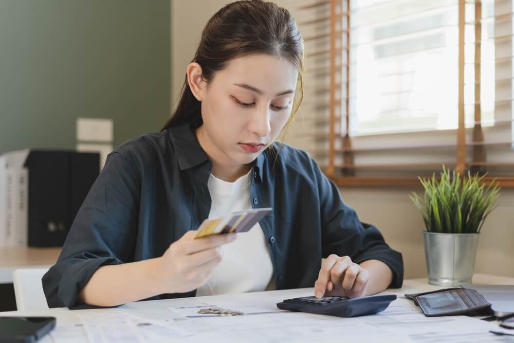 kobieta przy dokumentach