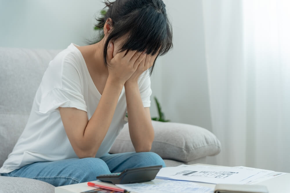 zmartwiona kobieta przy dokumentach